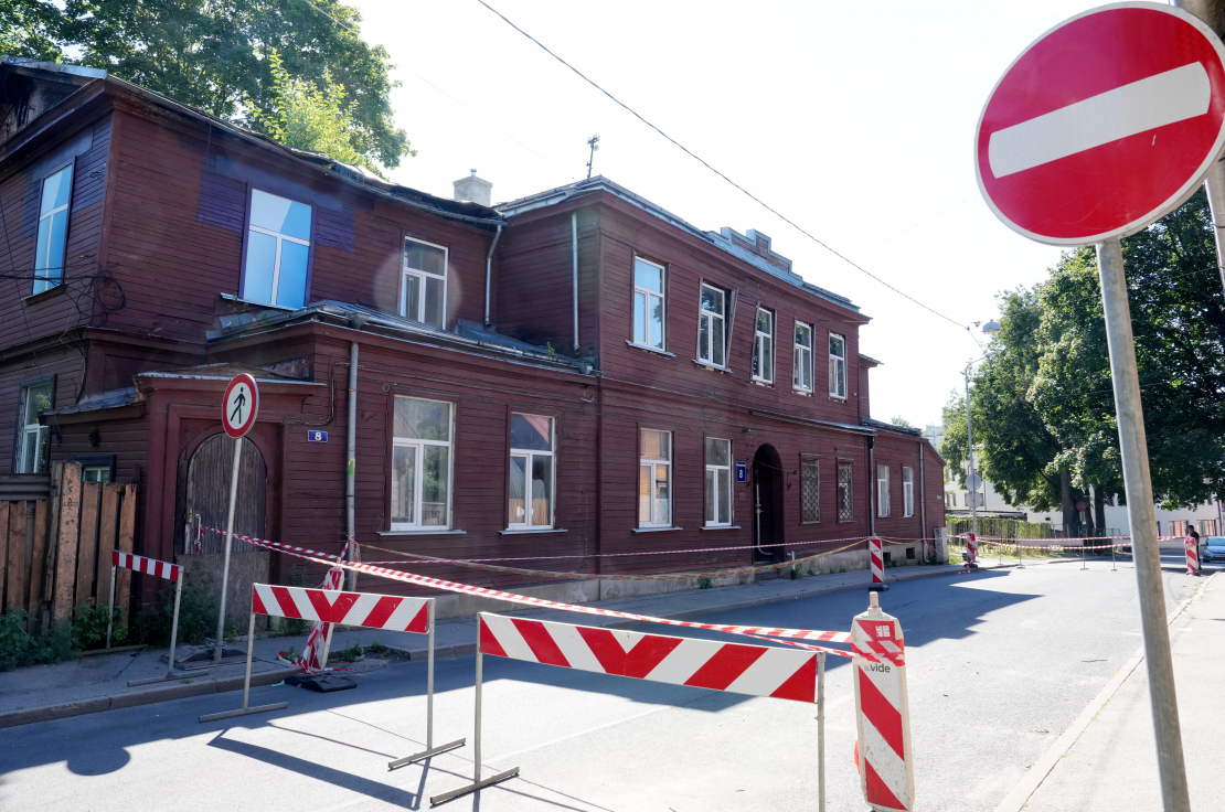 Drošības apsvērumu dēļ slēgta transportlīdzekļu satiksme un ierobežota gājēju kustība Rīgā, Daugavpils ielā pie ēkas Nr. 8.