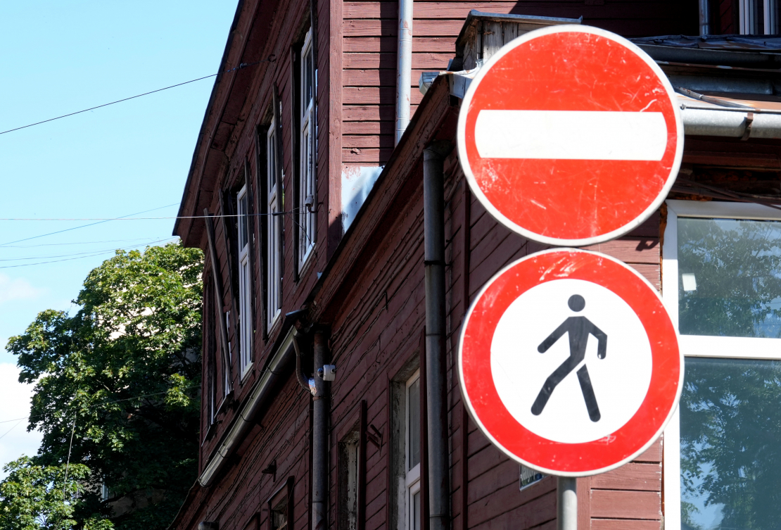Drošības apsvērumu dēļ slēgta transportlīdzekļu satiksme un ierobežota gājēju kustība Rīgā, Daugavpils ielā pie ēkas Nr. 8.