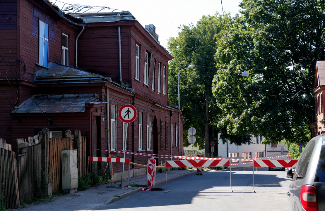 Drošības apsvērumu dēļ slēgta transportlīdzekļu satiksme un ierobežota gājēju kustība Rīgā, Daugavpils ielā pie ēkas Nr. 8.