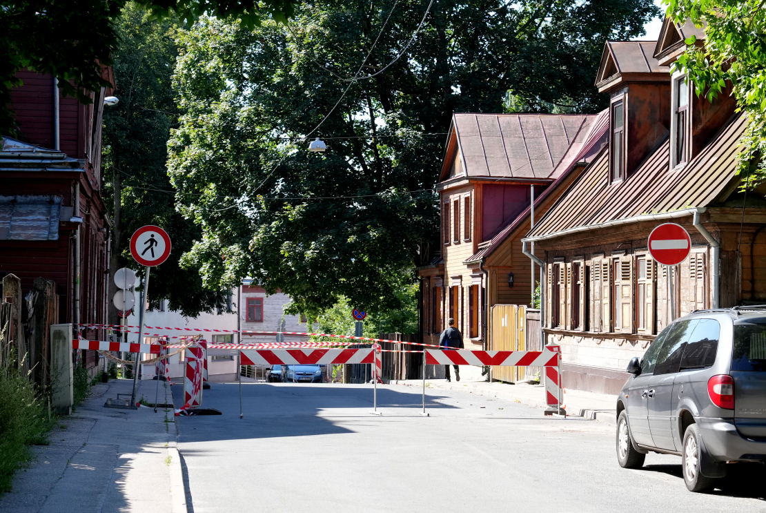 Drošības apsvērumu dēļ slēgta transportlīdzekļu satiksme un ierobežota gājēju kustība Rīgā, Daugavpils ielā pie ēkas Nr. 8.