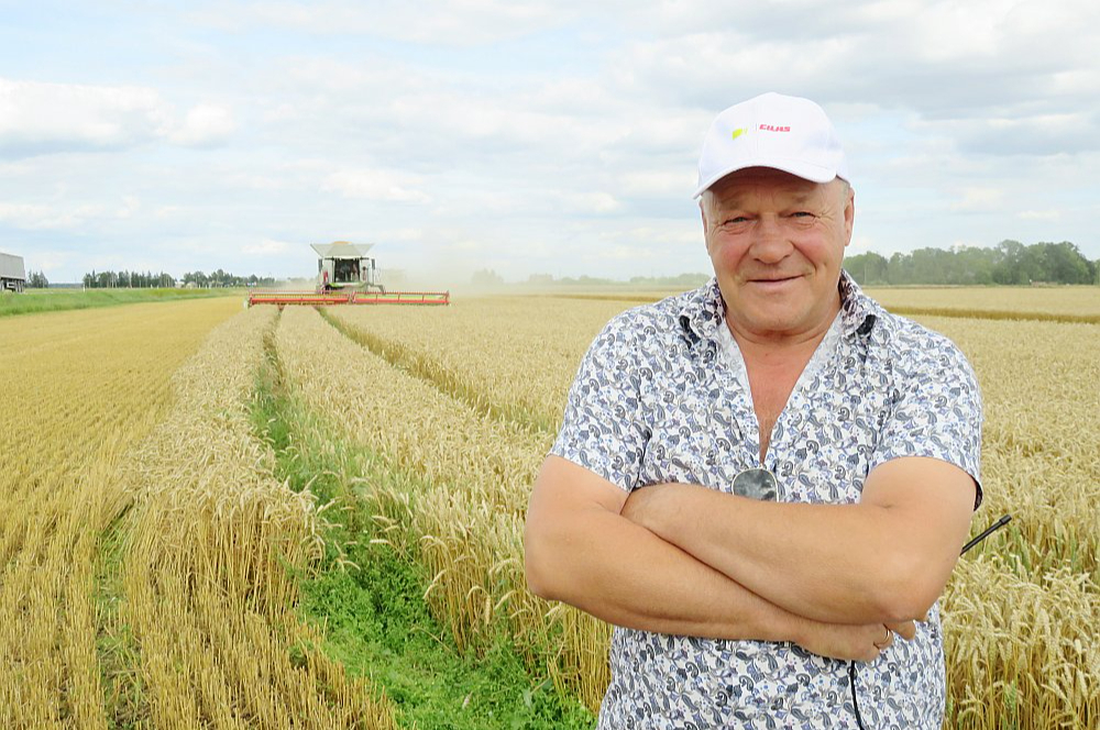 "Tas patiešām ir riktīgs sviests, ka ierēdņi kabinetos var izdomāt, kā latviešu zemniekam strādāt," spriež zemnieku saimniecības "Paugurīši" īpašnieks Armands Jankevics, uz kura saimniecību rīt brauks Latvijas premjerministrs Andris Kulbergs. "Ko es prasīšu? Ko gan viņam daudz prasīsi?! Ne viņš degvielas un minerālmēslu cenas var ietekmēt, ne biržu. Pašiem jāstrādā, un viss būs. Bet premjers man patīk," saka saimnieks.