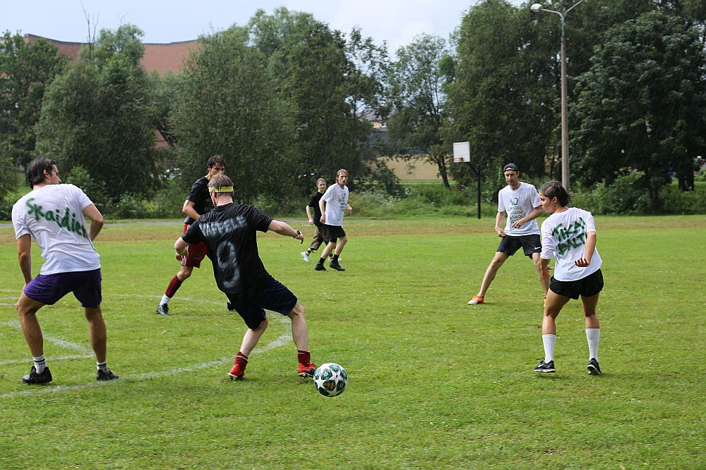 Valmieras vasaras teātra festivālu iesildīja futbola turnīrs Olimpiskā centra stadionā.