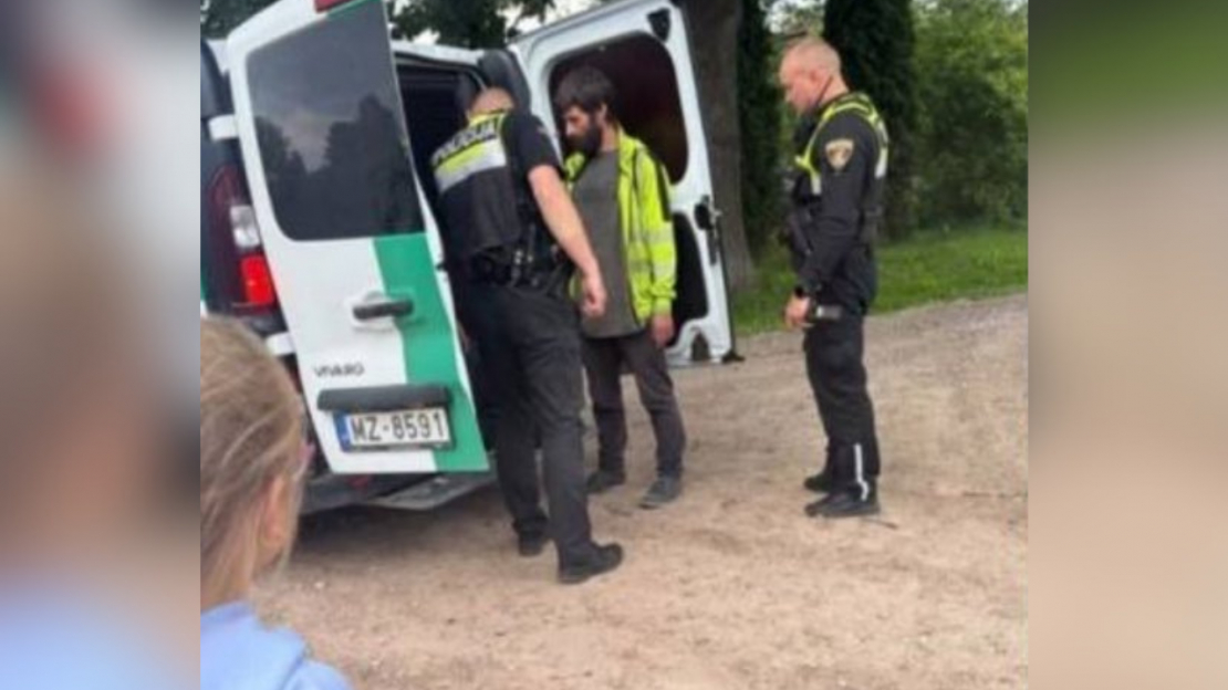 Pašvaldības policija un vīrietis.