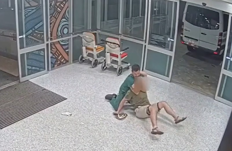 Medicīnas darbinieks neitralizē agresīvu pacientu.