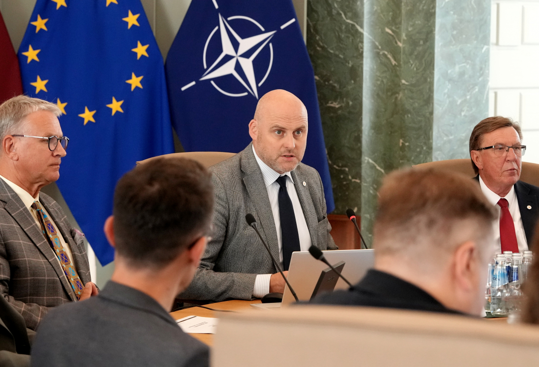 Kultūras ministrs Nauris Puntulis (no kreisās), Ministru prezidents Andris Kulbergs un finanšu ministrs Māris Kučinskis tikšanās laikā ar nevalstisko organizāciju (NVO) pārstāvjiem Ministru kabinetā, lai pārrunātu jautājumus, kas saistīti ar šo organizāciju darbību Latvijā, kā arī iepazītos ar NVO finansēšanas principiem valsts pārvaldē.