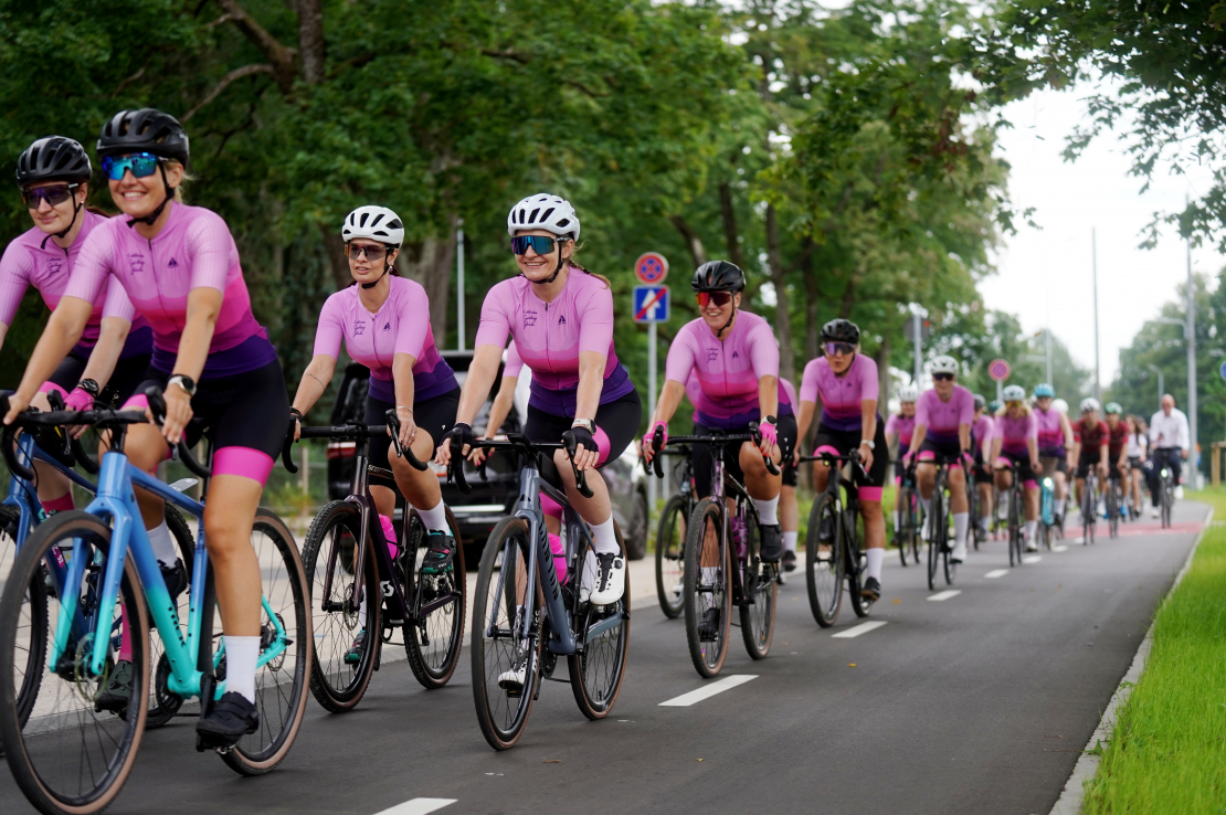Sieviešu velo kopiena "Latvian Cycling Girls" piedalās kopīgā veloizbraucienā pa jauno reģionālo veloceļu pirms preses konferences, kurā informē par trīs reģionālo veloceļu nodošanu ekspluatācijā.