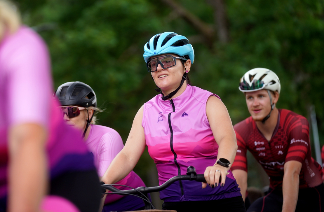 Sieviešu velo kopiena "Latvian Cycling Girls" piedalās kopīgā veloizbraucienā pa jauno reģionālo veloceļu pirms preses konferences, kurā informē par trīs reģionālo veloceļu nodošanu ekspluatācijā.