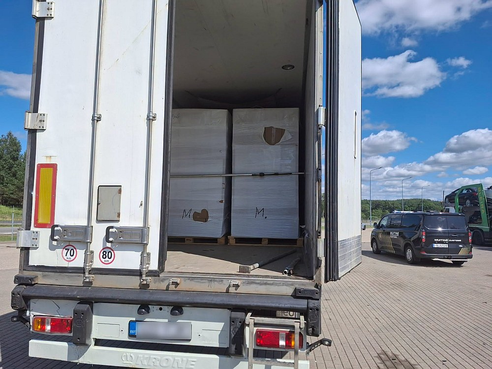 Kravas automašīnā atrastas 903 cigarešu kastes, kas ir aptuveni 451 500 dažādu marku paciņu.