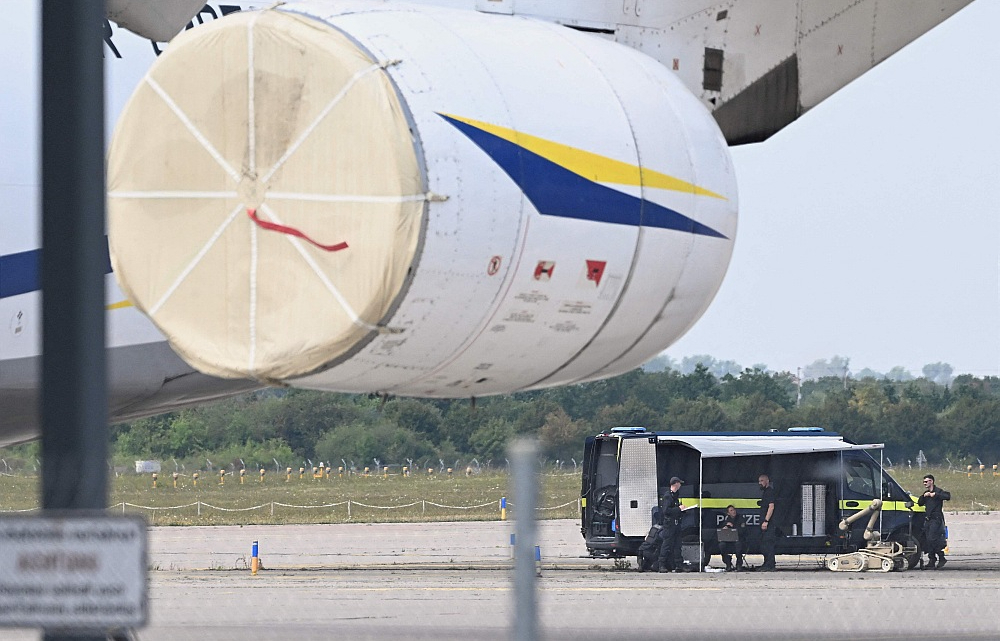 Eksperti strādā vietā, kur šonedēļ Vācijas Leipcigas/Halles lidostas teritorijā pie Ukrainas transportlidmašīnas tika atrasts drons ar neaktivizētu spridzekli.