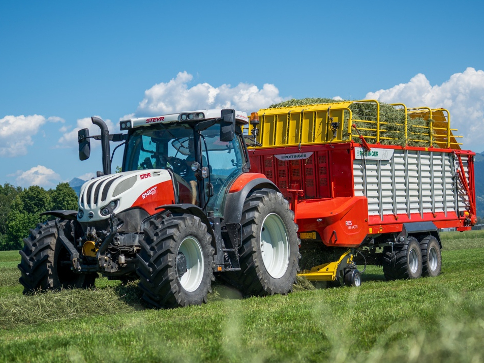 'Boss 5000 Master' pašiekrāvēja piekabe.