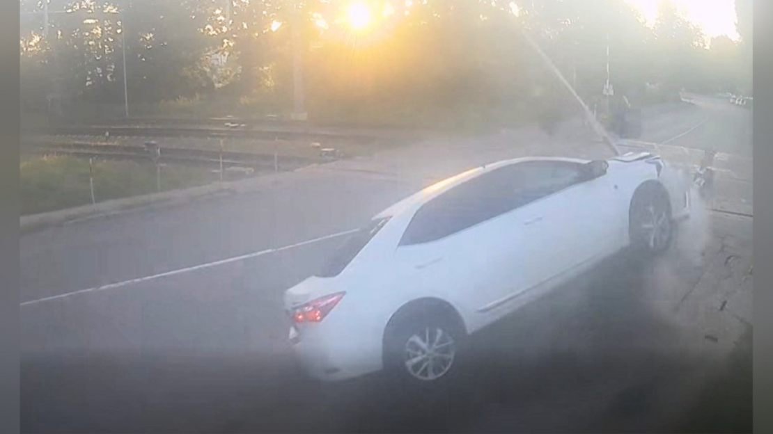 Rīgā autovadītāja sabojā dzelzceļa pārbrauktuves aprīkojumu.