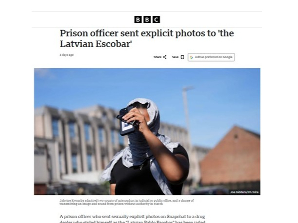 “Cietuma uzraudze sūta atklāti seksuālas fotogrāfijas "latviešu Eskobaram”". Tā virsrakstā vēsta BBC, ziņojot par tiesvedību pret bijušo cietumsardzi Džavīnu Kvambu. Narkotiku tirgotājs, ar kuru viņa sarakstījās, pats sevi esot dēvējis par "latviešu Pablo Eskobaru". (Pablo Eskobars (1949.-1993.) bija kolumbiešu narkobarons, kokaīna tirgotājs.)