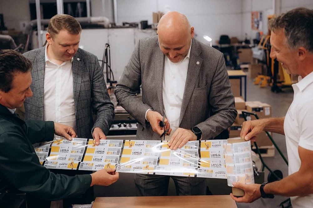 Sociālajos tīklos vēstot par "Apvienotā saraksta" vizīti Kurzemē, tostarp uzņēmumā "Liepājas papīrs", publicēta arī fotogrāfija, kurā redzams premjers Andris Kulbergs ar partijas aģitācijas materiāliem.