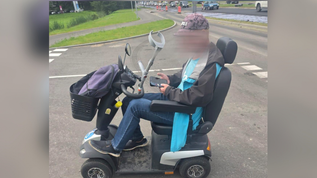 Reibumā pieķertais elektriskā ratiņkrēsla vadītājs.
