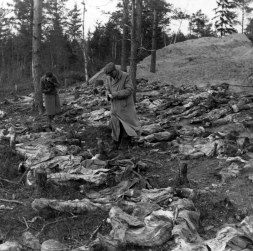 1943. gadā vācu kareivji Katiņā atrada apmēram 8000 poļu virsnieku mirstīgās atliekas. Pēc Staļina rīkojuma tos 1939. gadā nošāva NKVD vienības. Padomju savienība šajā masu slepkavībā melīgi vainoja nacistus. Poļu virsnieku iznīcināšanu Padomju savienība neatzina līdz pat 1990. gadam.