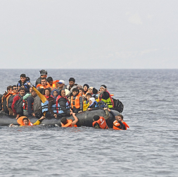 Kamēr ik dienas pāri Lamanša jūras šaurumam Lielbritānijā ierodas aizvien jauni nelegālie imigranti, Apvienotajā Karalistē netrūkst juristu, kas par bargu naudu viņiem ir gatavi pārdot pārliecinošus bēdu stāstus, šādi bruģējot viltus tiesisko pamatu palikšanai valstī.