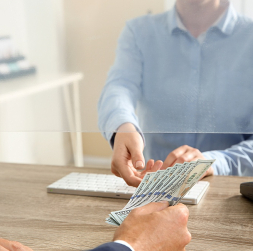 Banku klients. Kreditēšana, nauda. Ilustratīvs attēls. 