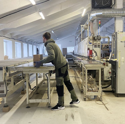 Masīvkoka mēbeļu ražošanas process ražotnē. Masīvkoka mēbeļu ražošanas process ražotnē.