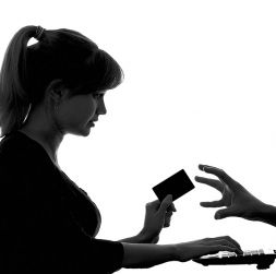 Krāpniecība. Ilustratīvs foto. Krāpniecība. Ilustratīvs foto.