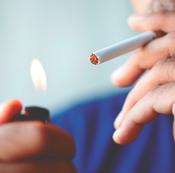 Smēķētājs. Cigaretes. Ilustratīvs foto.