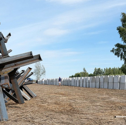 Pie robežas tiek izvietoti betona bloki un prettanku eži.