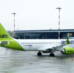 "airBaltic" lidmašīna RIX Rīgas lidostas teritorijā.