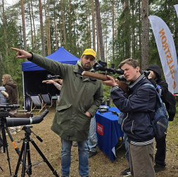 Uzdevumu jauniešiem – atrast, kur paslēpušies Latvijas dzīvnieki, – palīdz veikt "Pulsar Latvija" pārstāvis Viesturs Arklons, kas pasākumā piedalās jau daudzus gadus.