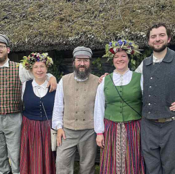 Latvijas Etnogrāfiskā brīvdabas muzeja (LEBM) saime. No kreisās: muzeja vēsturnieks Miķelis Dāvids Rikveilis, muzejpedagoģe Ieva Bērziņa, "Vītolnieku" muzeja pārzinis Zigmārs Miemis, LEBM direktore Zanda Ķergalve un muzeja
vēsturnieks Kārlis Fogelis.