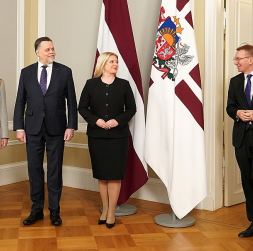 Valsts prezidents Edgars Rinkēvičs (no labās) ar Tieslietu padomes locekļiem – Satversmes tiesas priekšsēdētāju Irēnu Kucinu, Augstākās tiesas priekšsēdētāju Aigaru Strupišu, kurš ir padomes vadītājs, un tieslietu ministri Inesi Lībiņu-Egneri. Prezidenta aicinājums pasteigties ar nākamā ģenerālprokurora izvēli padomē nav atradis dzirdīgas ausis.