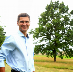 Vestards Šimkus: “Ar šo ozolu esam vienaudži. Tētis to iestādīja dienā, kad es piedzimu.”