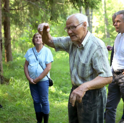 Preiļu novada Rušonas pagasta Ondzuļu ciema "Meldros" Jāzeps Gavars, kurš šogad startēja konkursā, ir saimnieks 30 hektāru lielam mežam. Viņš stādījis egles, lapegles un Kanādas ozolus. "Mežs ir vērtība, kas dod gandarījumu un radina pie darba," saka Jāzeps.