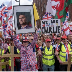 Imigrācijas pretinieku protesta akcijas dalībnieki Londonā sestdien pieminēja arī pagājušajā nedēļā nogalināto amerikāņu konservatīvo aktīvistu Čārliju Kērku.