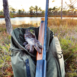 Pusautomātiskais ierocis ir pietiekami ērts putnu medībām. Pusautomātiskais ierocis ir pietiekami ērts putnu medībām.