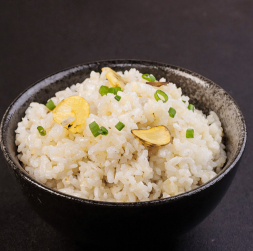Rīsi ar ķiplokiem japāņu gaumē.