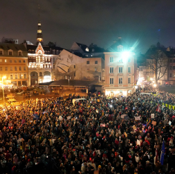 Doma laukumā notiek protests "Nosargāsim Māti Latviju" pret izstāšanos no Eiropas Padomes Konvencijas par vardarbības pret sievietēm un vardarbības ģimenē novēršanu un apkarošanu (Stambulas konvencijas). Doma laukumā notiek protests "Nosargāsim Māti Latviju" pret izstāšanos no Eiropas Padomes Konvencijas par vardarbības pret sievietēm un vardarbības ģimenē novēršanu un apkarošanu (Stambulas konvencijas).