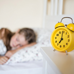 Bērnu klīniskās universitātes slimnīcas speciālisti vērsuši amatpersonu uzmanību, ka miegam ir liela nozīme atmiņas veidošanā, emociju apstrādē un smadzeņu attīstībā. Nepietiekams vai nekvalitatīvs miegs var ietekmēt bērna psihoemocionālo un fizisko veselību, pasliktināt sekmes un panākumus mācību procesā. Īpašu uzmanību vajag pievērst tieši pusaudžu tiesībām uz pilnvērtīgu miegu. Nepietiekams miega daudzums var nelabvēlīgi ietekmēt smadzeņu funkcionēšanu, kad skolēns var nebūt spējīgs kontrolēt emocijas. Tas savukārt var veicināt psiholoģiska vai psihiatriska rakstura problēmas, kas vēl vairāk pasliktina miegu. "Lēmums pamatskolā noteikt mācību laika sākumu no plkst. 8.30 un vidusskolas vecuma bērniem plkst. 9.00 būtu liels solis jauniešu veselības nodrošināšanā," raksta miega speciālisti.