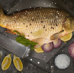 Ar sieru un šampinjoniem cepta karpa.