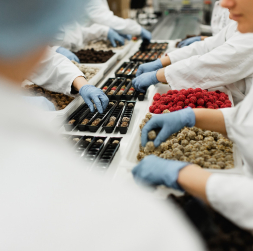 Uzņēmuma ražotnē.