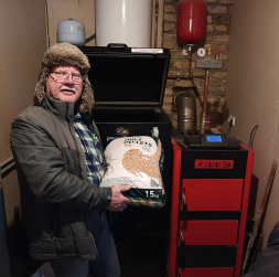 "Neslinkoju, neriskēju un regulāri iztīru pelnus, kas manā gadījumā ir ik pēc desmit dienām. Arī ar granulu pirkšanu jāuzmanās, nekad neņemu lētākās, neeksperimentēju," pieredzē par granulu apkuri dalās Agris Muižzemnieks no Jelgavas novada.