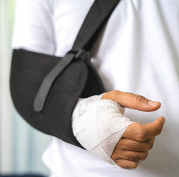 To, vai lauztajai ekstremitātei nepieciešama operācija, ģipsis vai varēs iztikt ar ortozi, izvērtē ārsts.