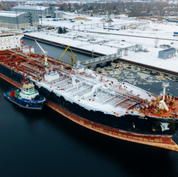 Naftas produktu tankkuģis Rīgas ostā. Naftas produktu tankkuģis Rīgas ostā.