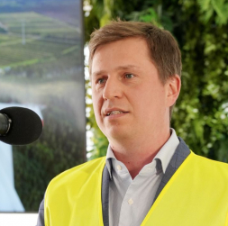 Bijušais Latvijas Investīciju un attīstības aģentūras direktors, bet tagad eksportētāju asociācijas "Red Jackets" vadītājs Kaspars Rožkalns: "Patēriņa stimulēšana, piemēram, elektroauto izplatības veicināšana Latvijas ekonomikai dod visai maz."