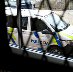 Valsts policijas dienesta automašīna pie Latgales rajona tiesas Daugavpilī.