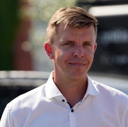 "Mūsu personalizēto tarifu mērķis ir virzīt tirgu uz būtiski dinamiskāku un individuāli piemērotāku pieeju, kas Latvijas iedzīvotājiem nodrošinās jūtamus ietaupījumus potenciāli līdz pat vienam esošajam elektrības rēķinam gadā," sola "Ignitis Latvija" vadītājs Kristaps Muzikants.