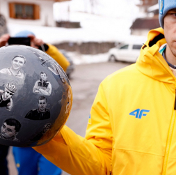 Vladislavs Heraskevičs ar ķiveri, kuras dēļ viņš tika izslēgts no olimpiskajām spēlēm.