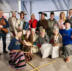 Stiprās sievas un Rīgas Danči kopā ar LTV Rīta Panorāmas vadītājiem.