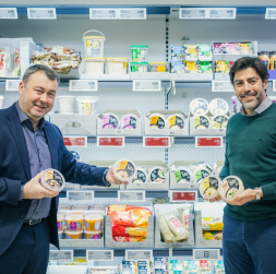 "Gaļas nams – Ādaži” valdes loceklis un  Jurijs Skribis (no kreisās) un “Lidl Latvija” valdes loceklis un Iepirkumu departamenta vadītājs Aleksis Latore Garsija.