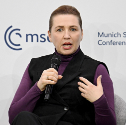 Dānijas premjerministre Mete Frederiksena sestdien Minhenes drošības konferencē paziņoja, ka ASV prezidents Donalds Tramps nav zaudējis interesi par Dānijas autonomo teritoriju Grenlandi. Dānijas premjerministre Mete Frederiksena sestdien Minhenes drošības konferencē paziņoja, ka ASV prezidents Donalds Tramps nav zaudējis interesi par Dānijas autonomo teritoriju Grenlandi.