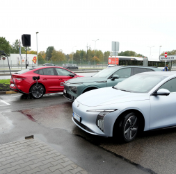 Elektroauto uzlādes tīkls "Viada" degvielas uzpildes stacijā.
Elektroauto uzlādes tīkls "Viada" degvielas uzpildes stacijā.