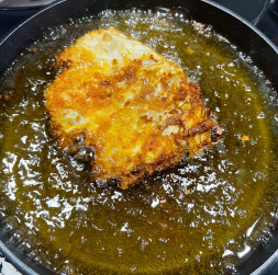 Kabatiņas cep karstā eļļā, līdz tās kļūst zeltaini brūnas no visām pusēm.